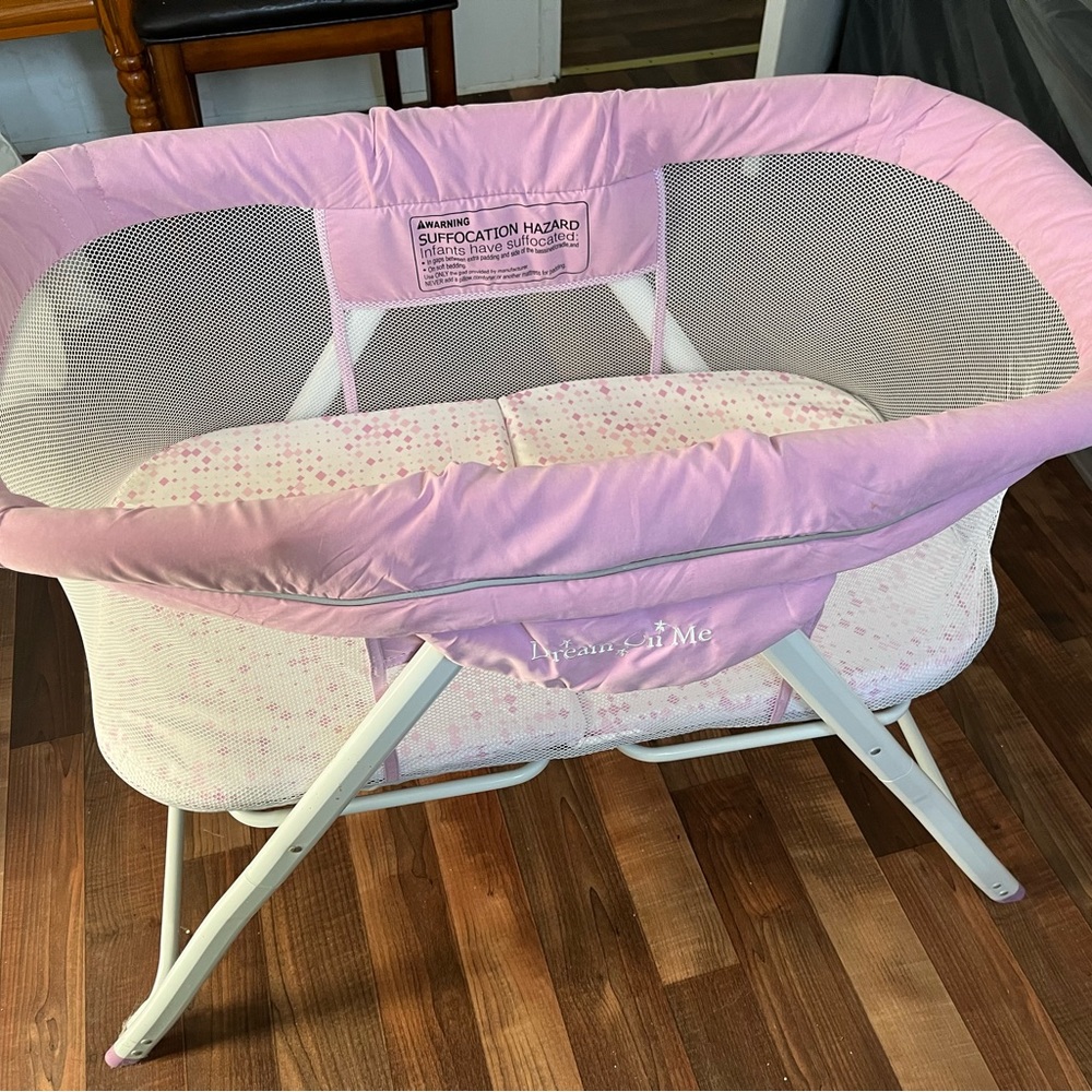 Gently used bassinet. This was used maybe 5 times. No damage or stains.